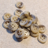 rund--beige-brun-marmorede-skjorteknapper-fire-huller-retro-knapper